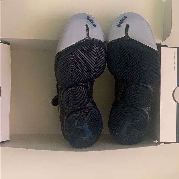 Lebron 16 Low - Picture 6 of 7